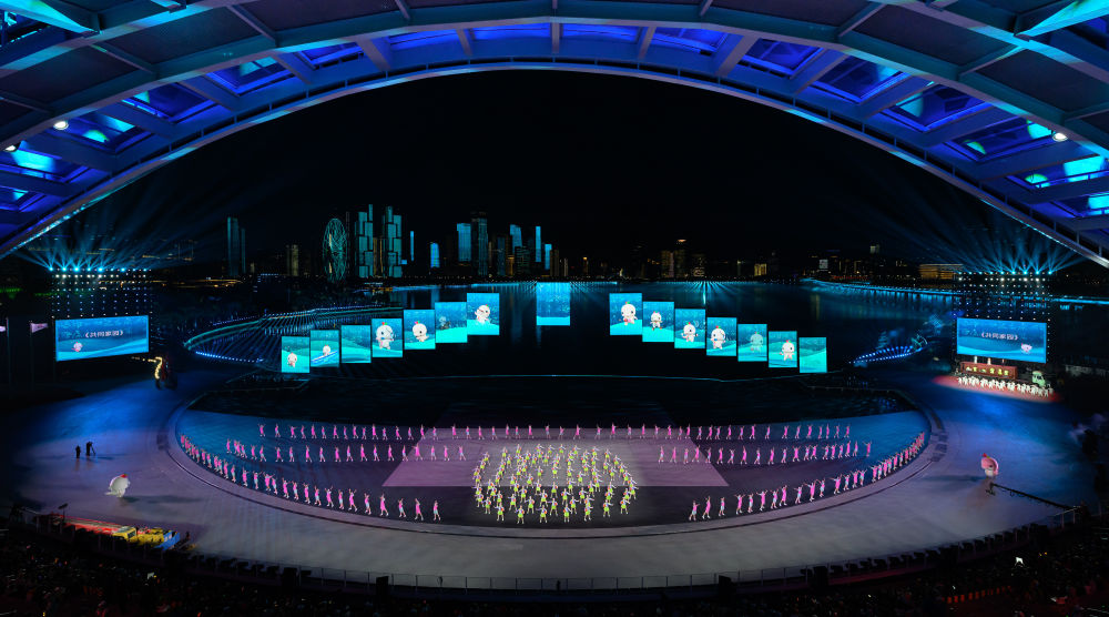 ↑ 演员在闭幕式现场表演。 新华社记者 张龙 摄</p> 新华社记者 李志鹏 摄</p><p style=