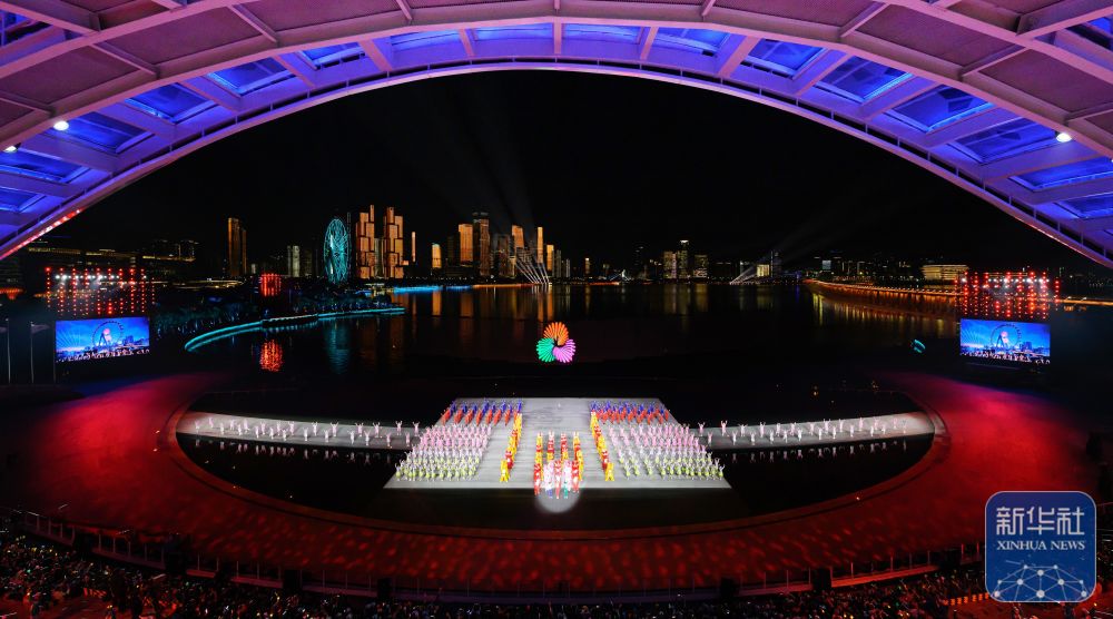 ↑ 演员在闭幕式现场表演。 新华社记者 夏一方 摄