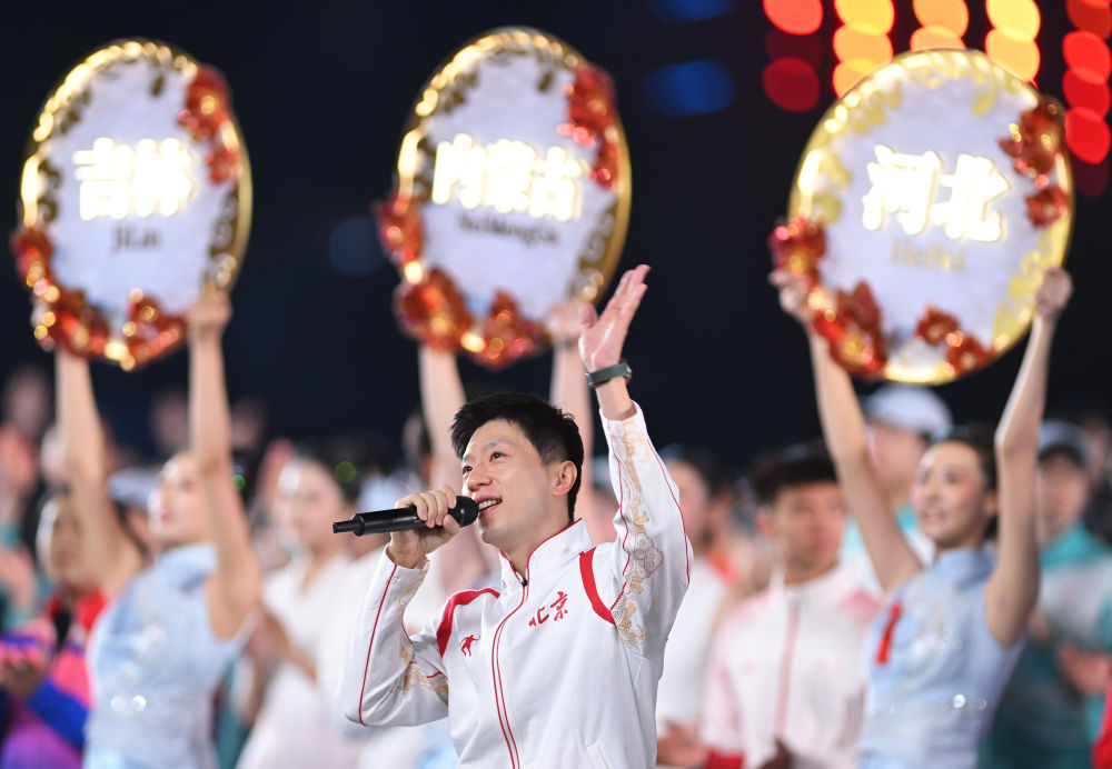 ↑ 北京队选手马龙(前)在闭幕式现场表演。 新华社记者 陈思汗 摄