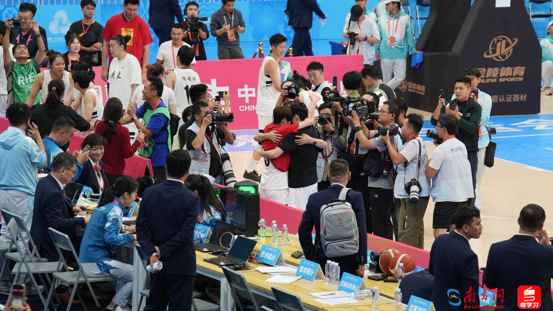 11月15日,广东队斩获十五运会女篮成年组金牌。赛后,广东队杨力维、杨舒予姐妹相拥而泣。据悉,她们在赛前突遭家庭变故,本次胜利使她们短暂释放压力。