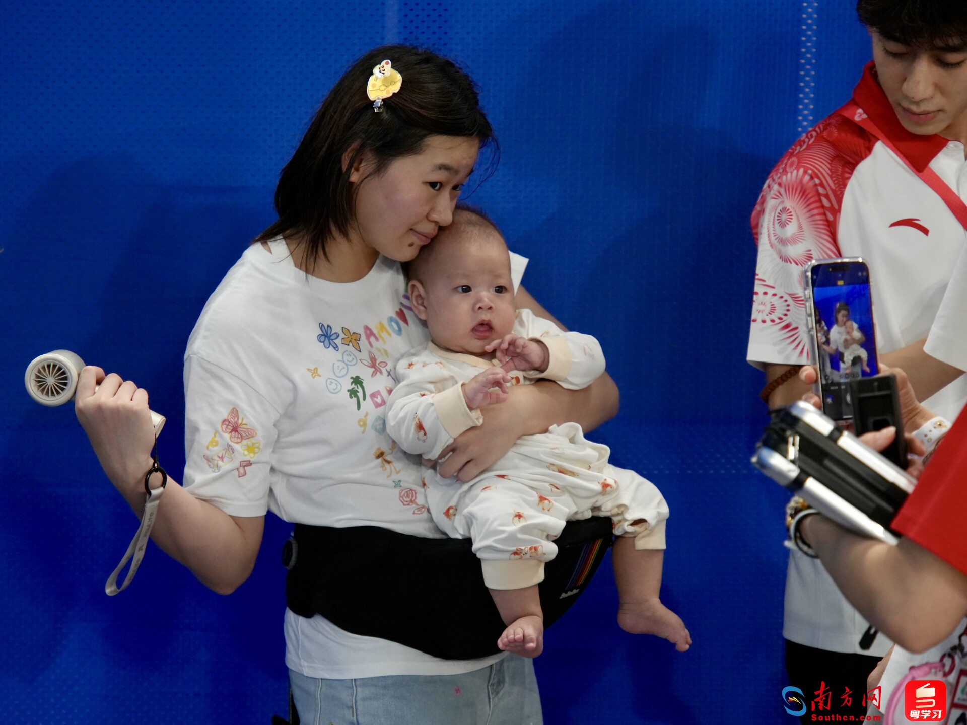 11月7日,在跳水赛场的观众席上,全红婵抱着队友宝宝现身。主场作战的广东跳水队就像一个大家庭,凡有比赛均是全员到场为参赛运动员加油。