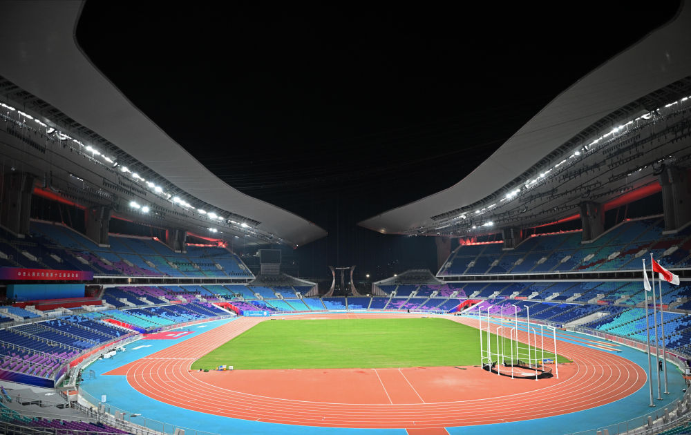 ↑ 位于广州广东奥体中心的主火炬被熄灭。 新华社记者 李志鹏 摄</p><p style=