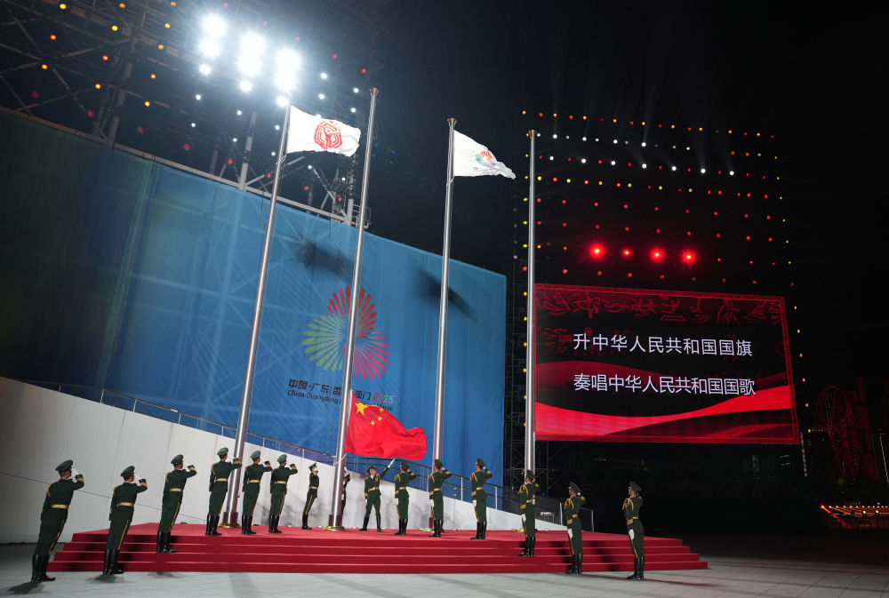 ↑ 这是拍摄的闭幕式上的升国旗仪式。香港队运动员李思颖(前左)和澳门队运动员郭建恒(前右)在闭幕式现场。 新华社记者 李紫恒 摄</p><p style=