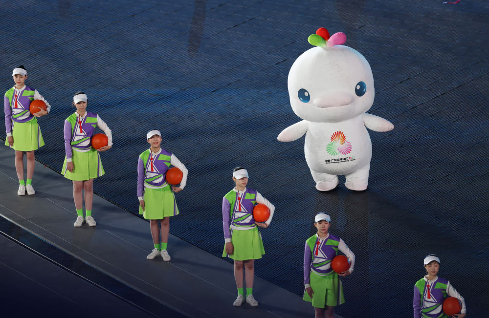 ↑ 这是拍摄的闭幕式现场。香港队运动员李思颖(前左)和澳门队运动员郭建恒(前右)在闭幕式现场。 新华社记者 毛思倩 摄</p><p style=