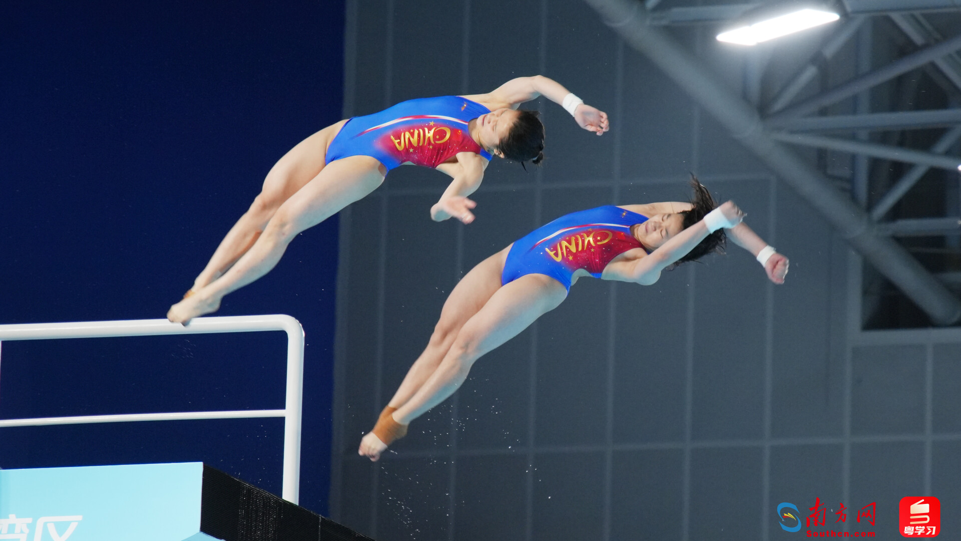 11月2日,十五运会跳水项目开赛首日。全红婵时隔五个月,再次出现在公开大赛中,并在伤痛未愈的情况下助力广东队取得女子团体金牌。