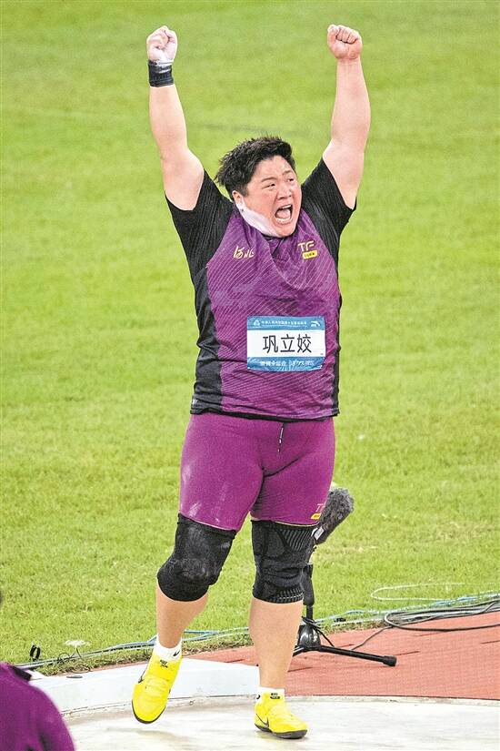 11月16日,巩立姣实现全运会五连冠! 羊城晚报记者 钟振彬 摄