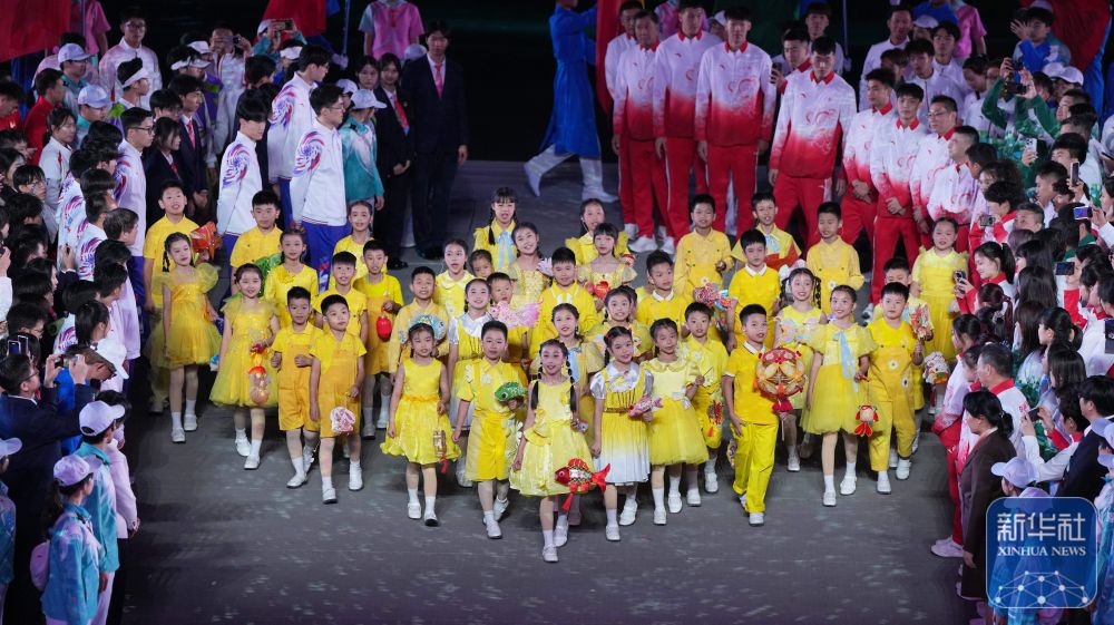↑ 小演员在闭幕式上表演。 新华社记者 李志鹏 摄