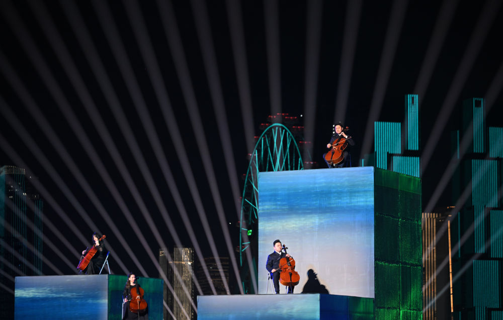 ↑ 演员在闭幕式现场表演。 新华社记者 薛宇舸 摄