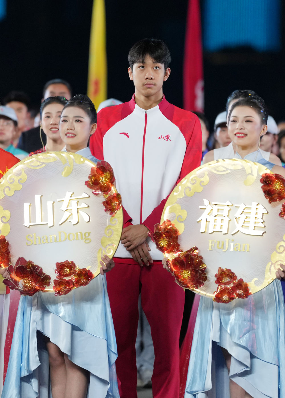 ↑ 山东队运动员张展硕(中)在闭幕式现场。 新华社记者 陈思汗 摄</p><p style=