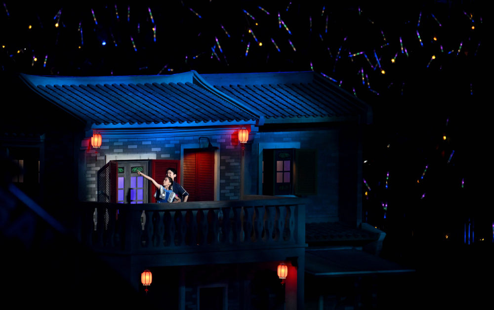 ↑ 演员在闭幕式现场表演。 新华社记者 李志鹏 摄