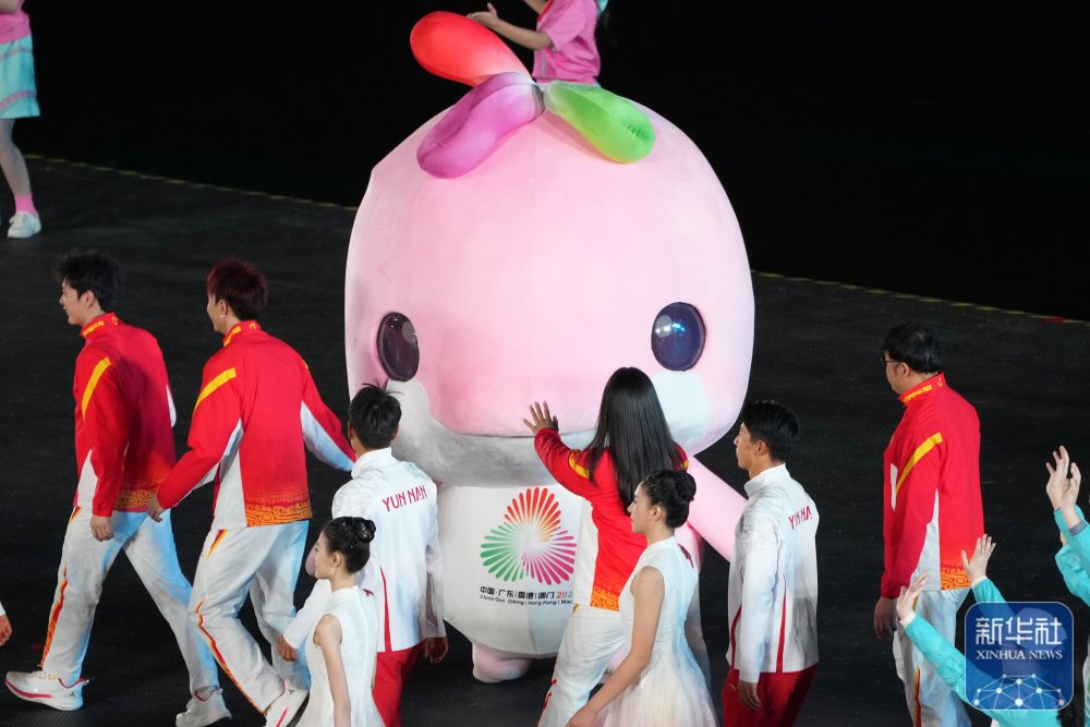 ↑ 参赛团队代表在闭幕式上和吉祥物互动。 新华社记者 李紫恒 摄</p><p style=