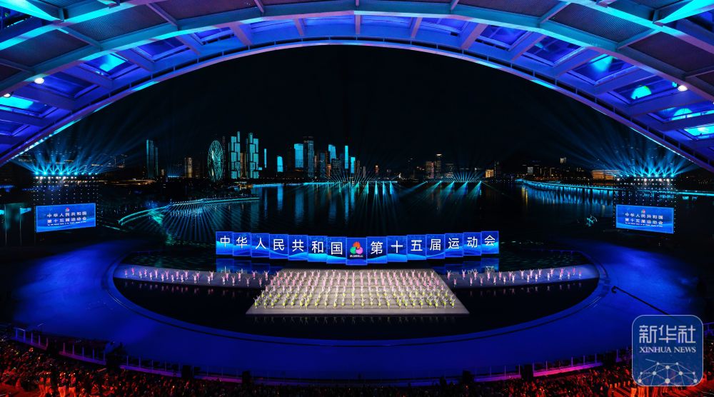 ↑ 演员在闭幕式现场表演。 新华社记者 陈益宸 摄