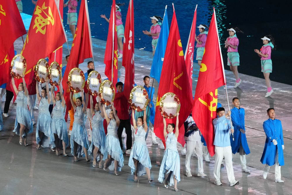 ↑ 参赛团队代表在闭幕式上入场。 新华社记者 夏一方 摄