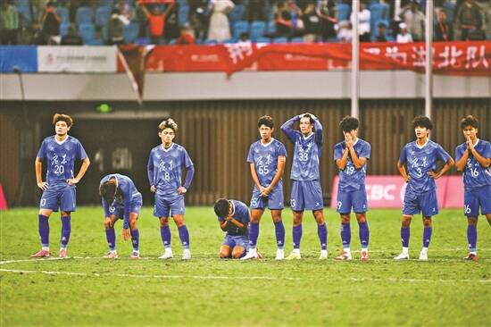 11月12日,广东U20男足决赛惜败湖北,队员和球迷一同哭成泪人 羊城晚报记者 钟振彬 摄