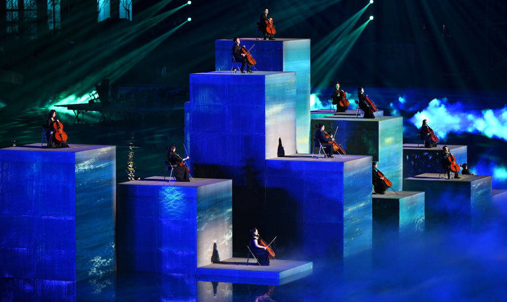 ↑ 演员在闭幕式现场表演。 新华社记者 张龙 摄</p><p style=