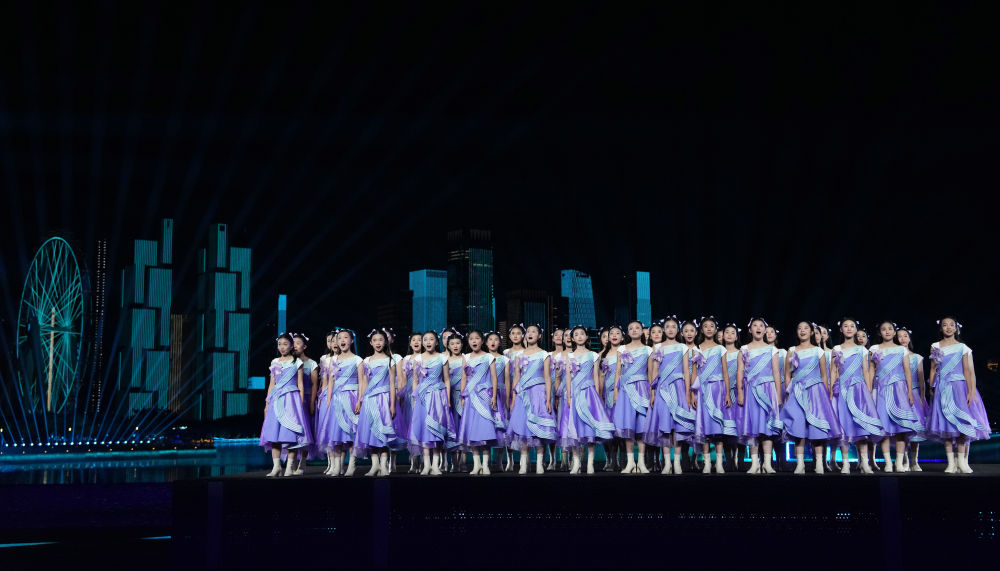 ↑ 演员在闭幕式现场表演。 新华社记者 夏一方 摄