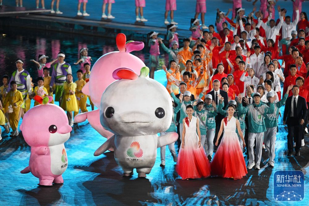 ↑ 参赛团队代表在闭幕式上入场。 新华社记者 李志鹏 摄</p><p style=