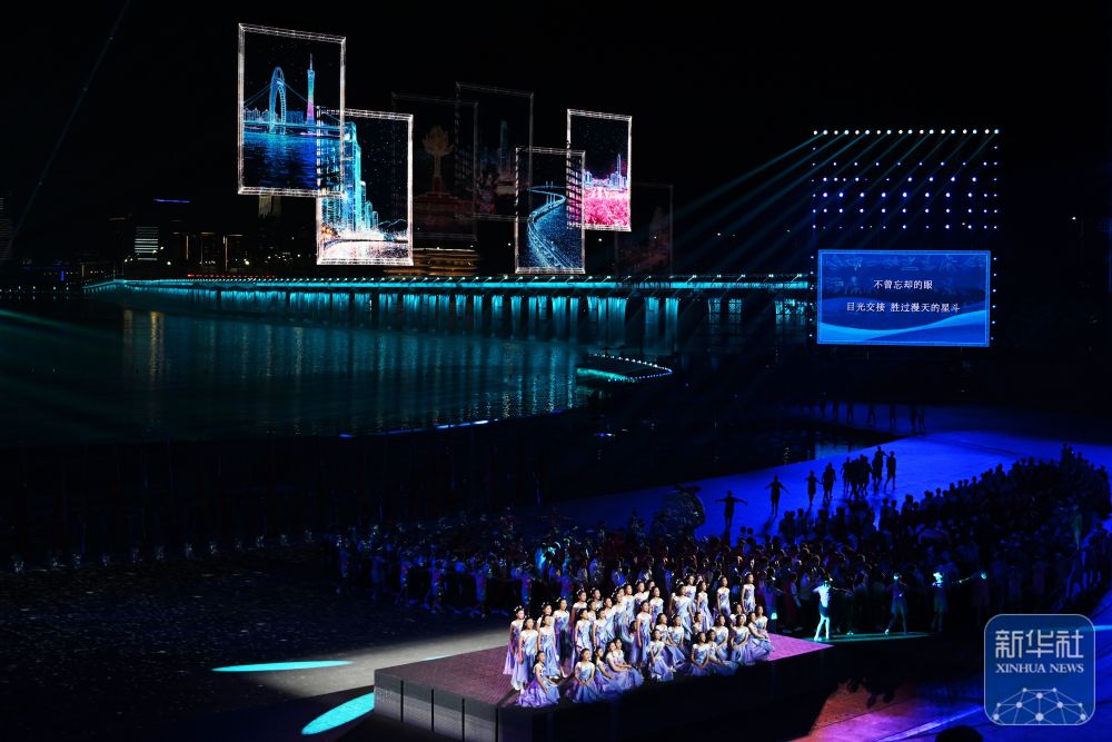 ↑ 演员在闭幕式现场表演。 新华社记者 陈益宸 摄