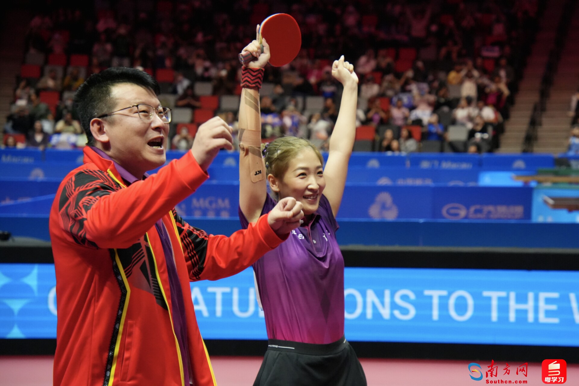 11月14日,第六次参加全运会的广东队刘诗雯搭档林高远获十五运会乒乓球混双金牌。夺冠后,刘诗雯振臂欢呼。从国家队退下的刘诗雯已久未参加公开大赛。