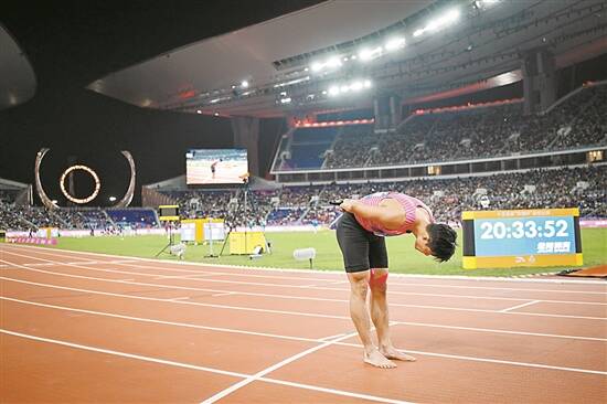 11月20日,苏炳添鞠躬谢幕 羊城晚报记者 钟振彬 邓鼎园 林清石 黄城栋 摄