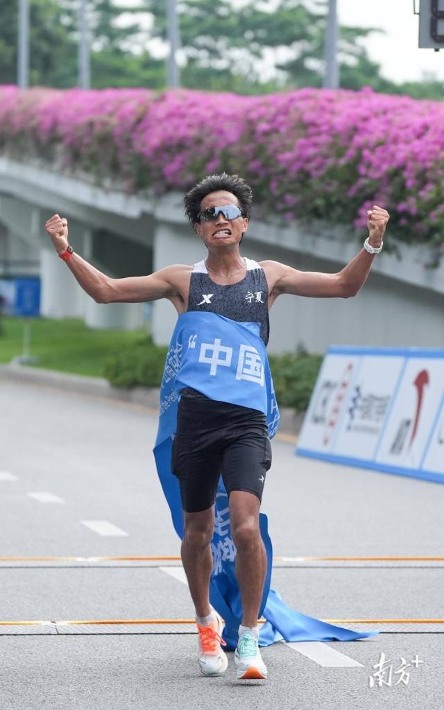 11月12日晚,南方+记者 张令 摄