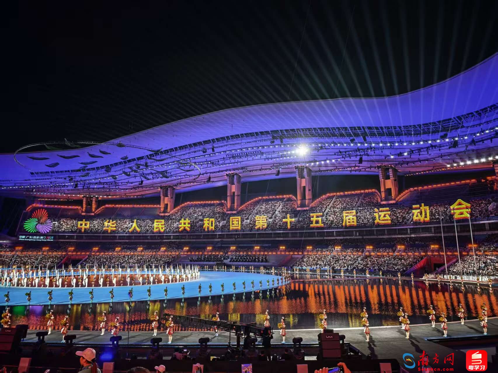 11月9日,十五运会开幕式在广东奥林匹克体育中心举行,被网友称为“大湾区的春晚”。