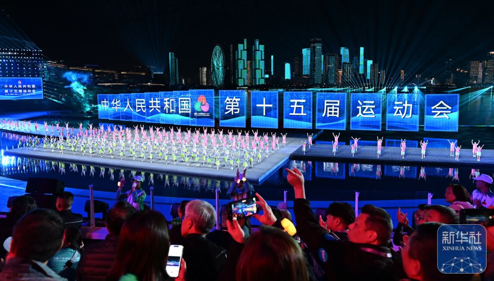 ↑ 这是拍摄的闭幕式现场。香港队运动员李思颖(前左)、 新华社记者 李紫恒 摄