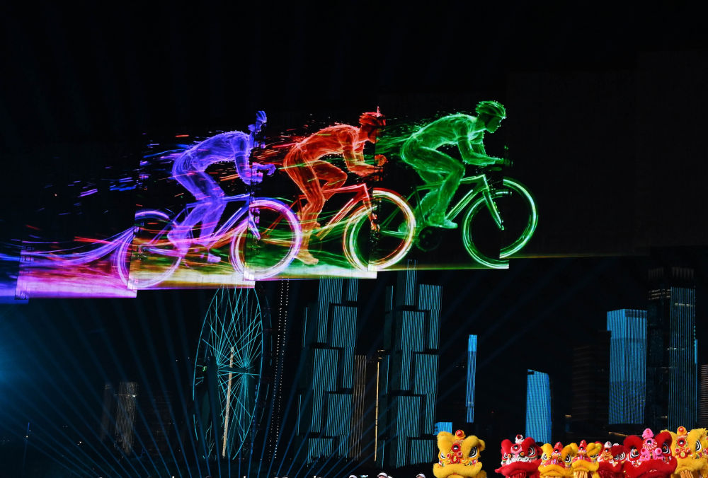 ↑ 演员在闭幕式现场表演。 新华社记者 郝源 摄