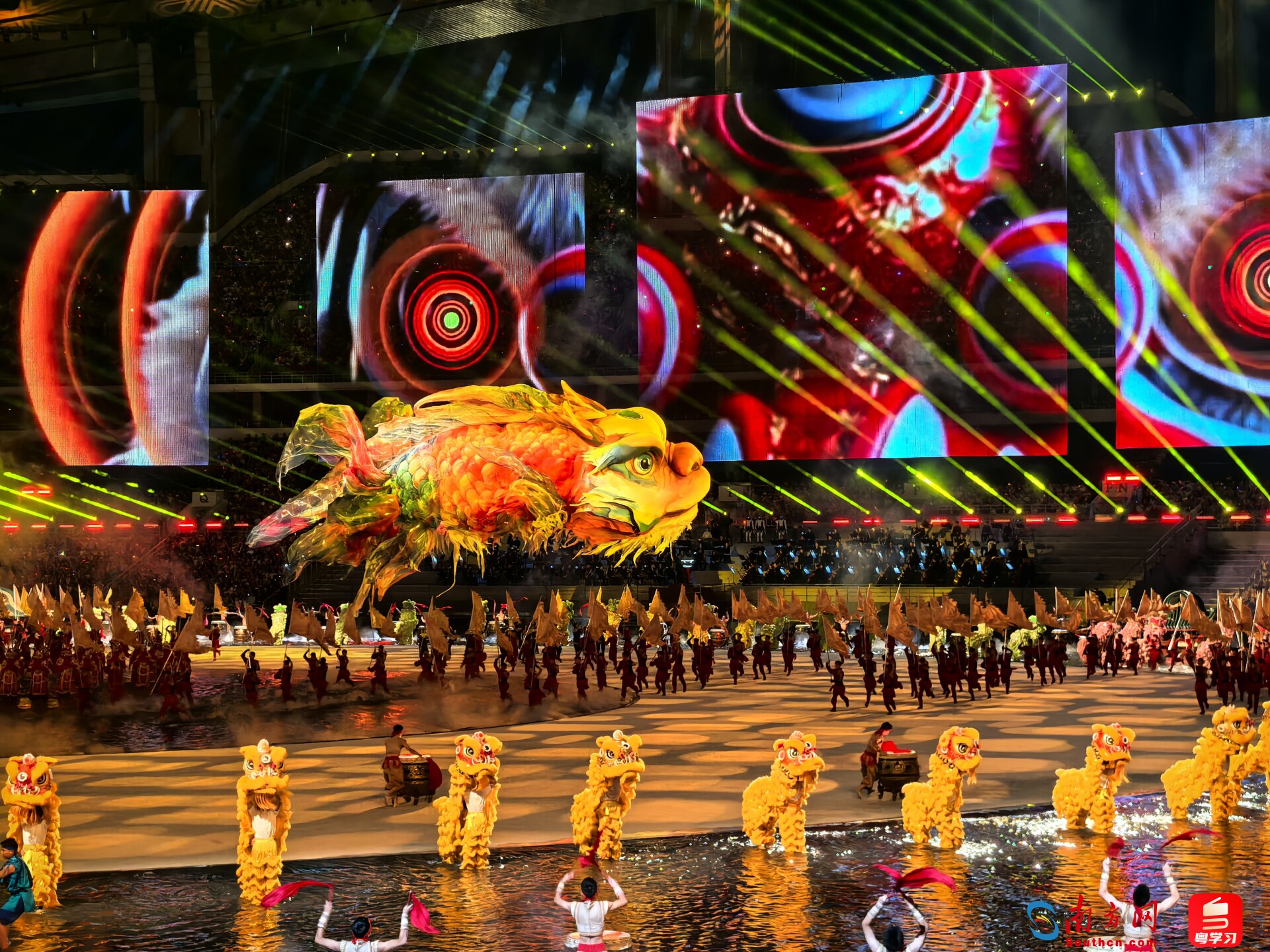 当天晚上,长达30米的巨型“鳌鱼”火爆出圈,被称为“开幕式最美的一幕”。
