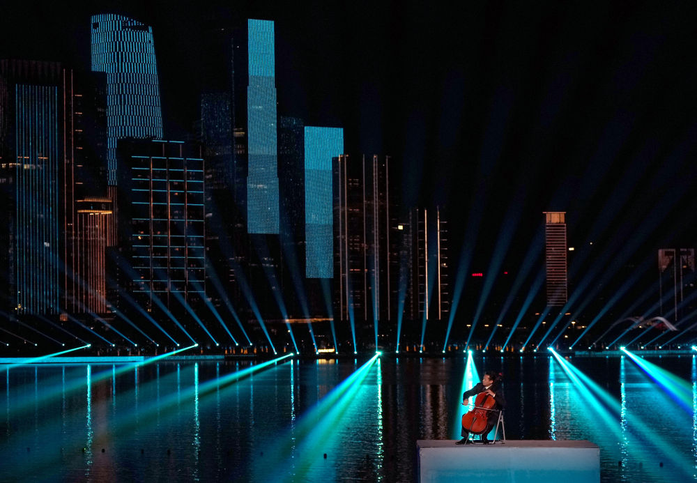 ↑ 演员在闭幕式现场表演。中华人民共和国运动会会旗(左)和第十五届全国运动会会旗。 新华社记者 薛宇舸 摄</p><p style=