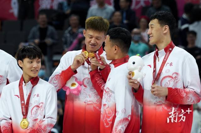 11月20日晚，让人们看见中国体育的未来可期。来自宁夏的选手何杰率先撞线夺冠。南方+记者 张由琼 摄