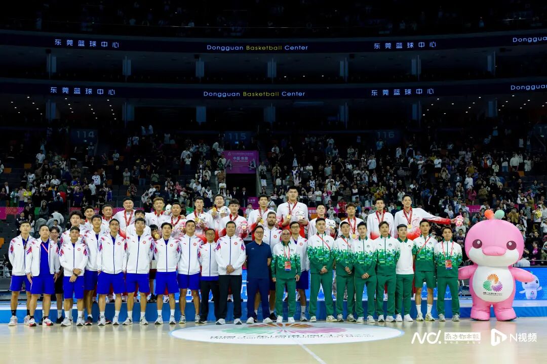 11月12日,东莞篮球中心,十五运会男篮五人成年组决赛,东道主广东队以101比65战胜浙江队,时隔12年再次夺冠。这支广东男篮中,主教练杜峰、老将周鹏已经历过三次夺冠,徐杰等队员则是首尝全运会金牌滋味。颁奖仪式上,冠军广东队与香港队、澳门队同台合影,重现十五运会开幕式粤港澳携手入场的同框瞬间。