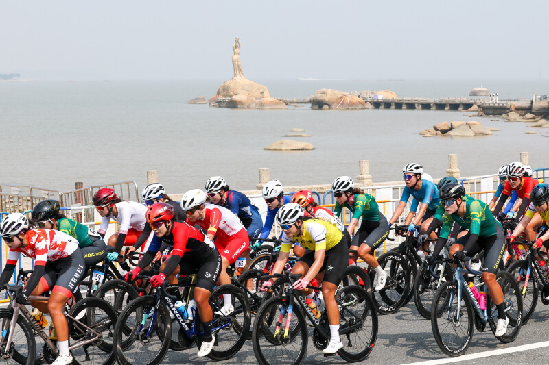 十五运会公路自行车女子个人赛决赛参赛选手在比赛中经过珠海城市地标景观“珠海渔女”。各地不仅将赛事转化为展示城市形象的窗口，将今日大湾区的蓬勃气象淋漓尽致地展现在世界面前。源远流长的体育传统不仅是历史的记忆，</p><p indenttext=