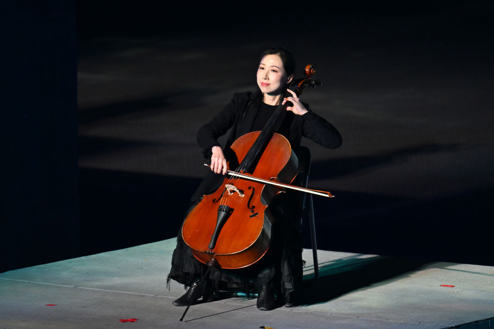 ↑ 演员在闭幕式现场表演。 新华社记者 薛宇舸 摄</p><p style=