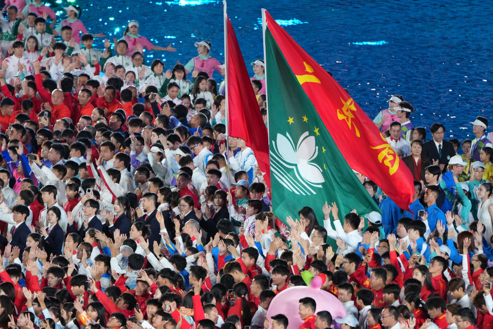 ↑ 参赛团队代表在闭幕式上入场。 新华社记者 李志鹏 摄</p><p style=