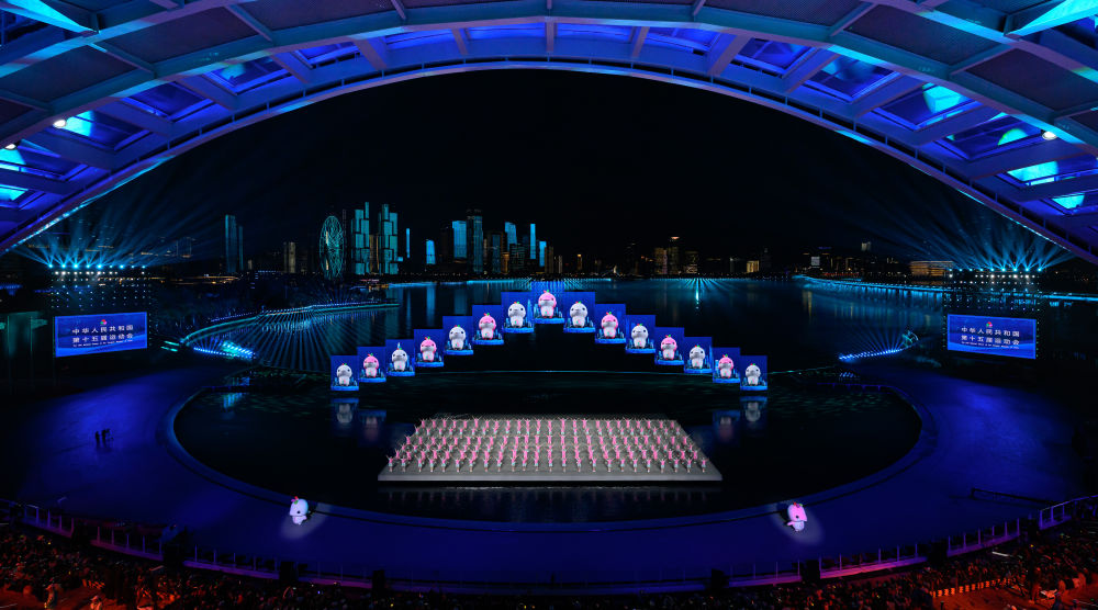 ↑ 演员在闭幕式现场表演。 新华社记者 毛思倩 摄</p><p style=