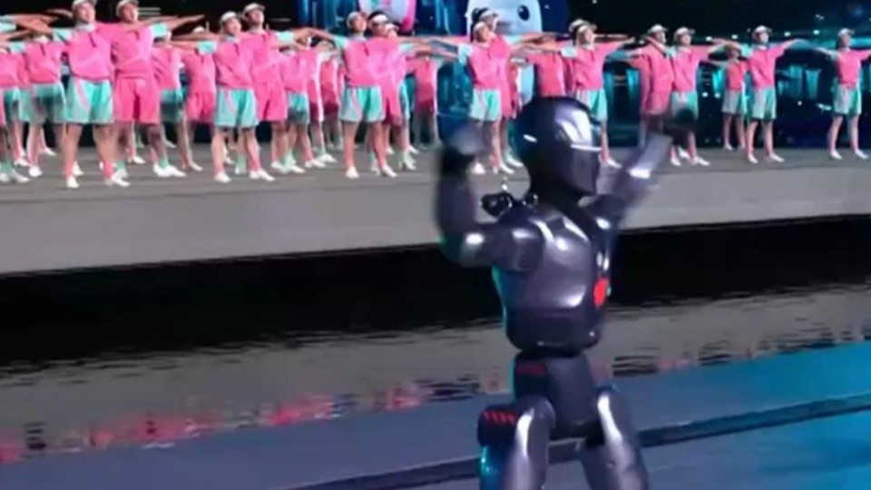 未来的领操员？十五运会闭幕式在深圳举行 人形机器人表演广播体操