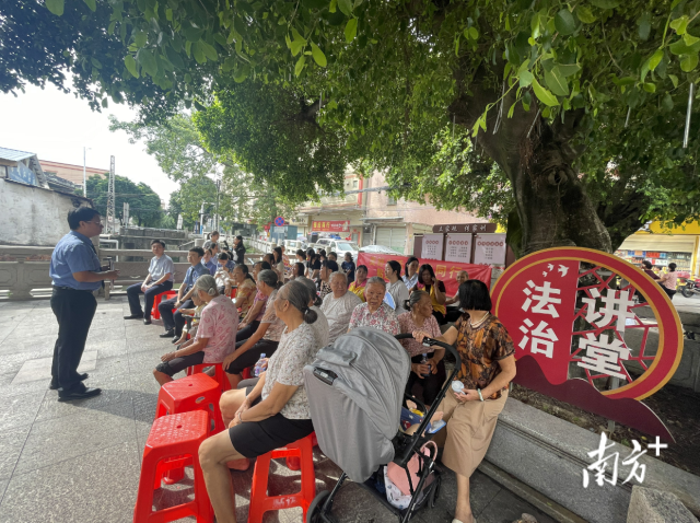 中山二区检古镇检察室在横栏镇贴边村大榕树下举办法治宣传活动。 中山市人民检察院供图 中山二区检古镇检察室在横栏镇贴边村大榕树下举办法治宣传活动。 中山市人民检察院供图