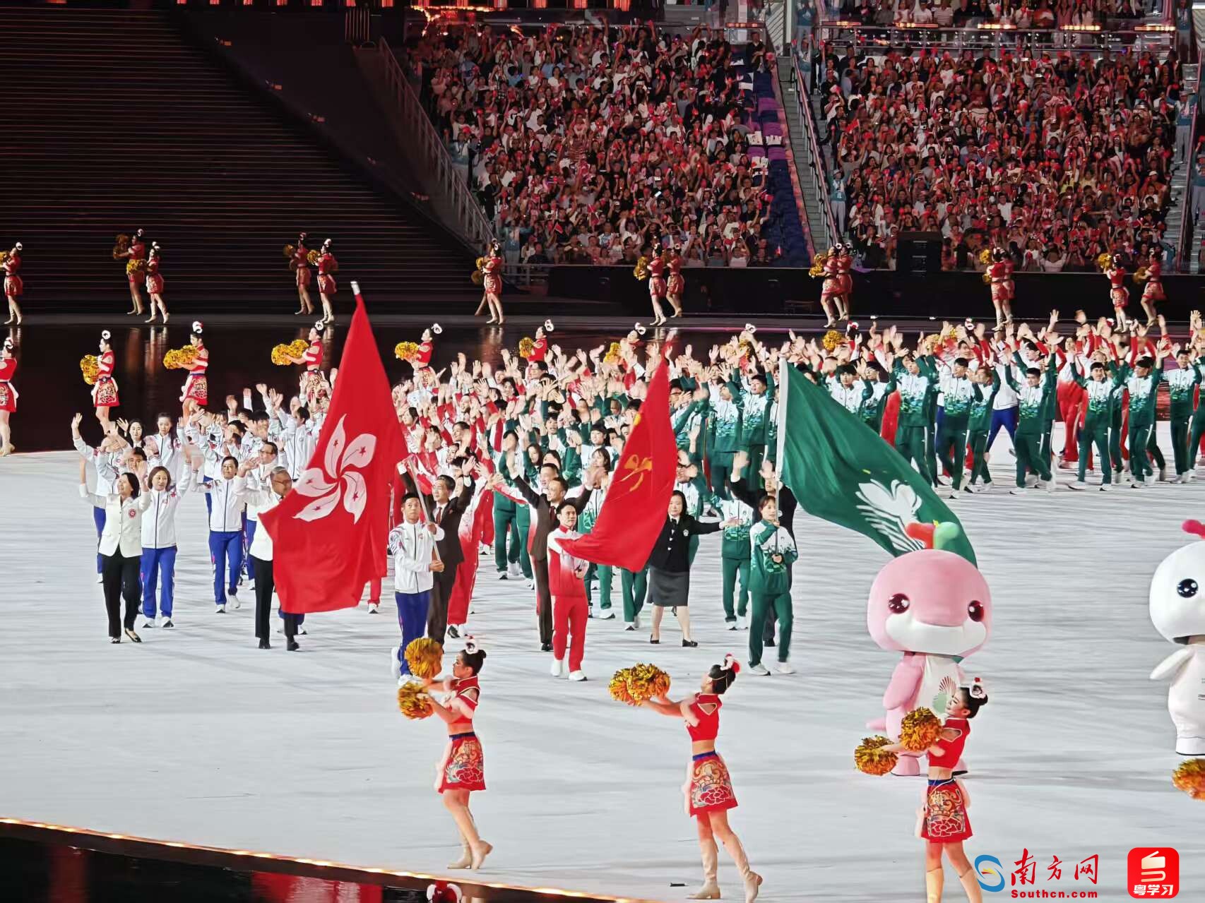 开幕式上,粤港澳三地代表团同时进场,寓意三地同根同源、同心同缘、同梦同圆。