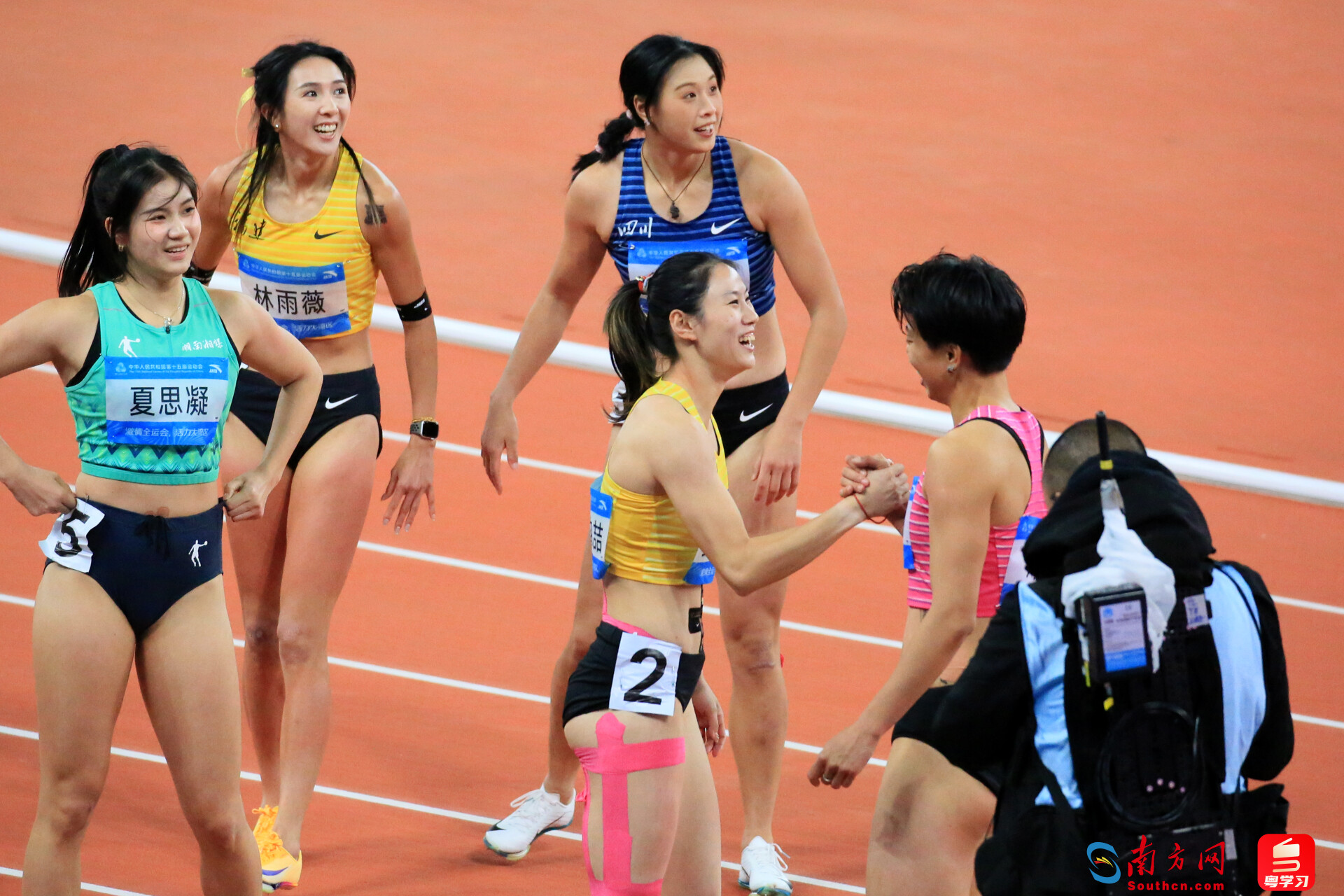 比赛结束后,其他选手纷纷向刘景扬送去祝贺。