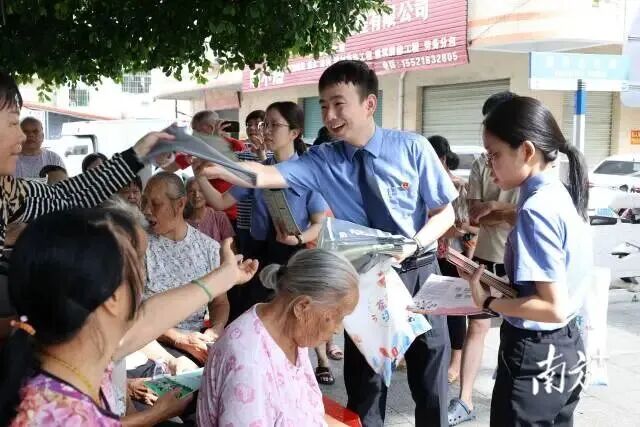 中山二区检检察官入村向村民普法。中山市人民检察院供图 中山二区检检察官入村向村民普法。中山市人民检察院供图