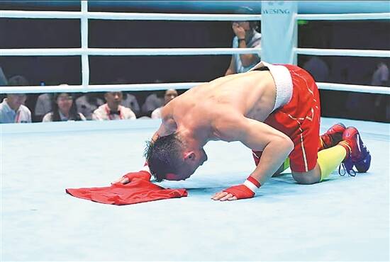 11月7日,“五届元老”拳击老将刘伟最后一战后跪别拳台。张嘉培 摄