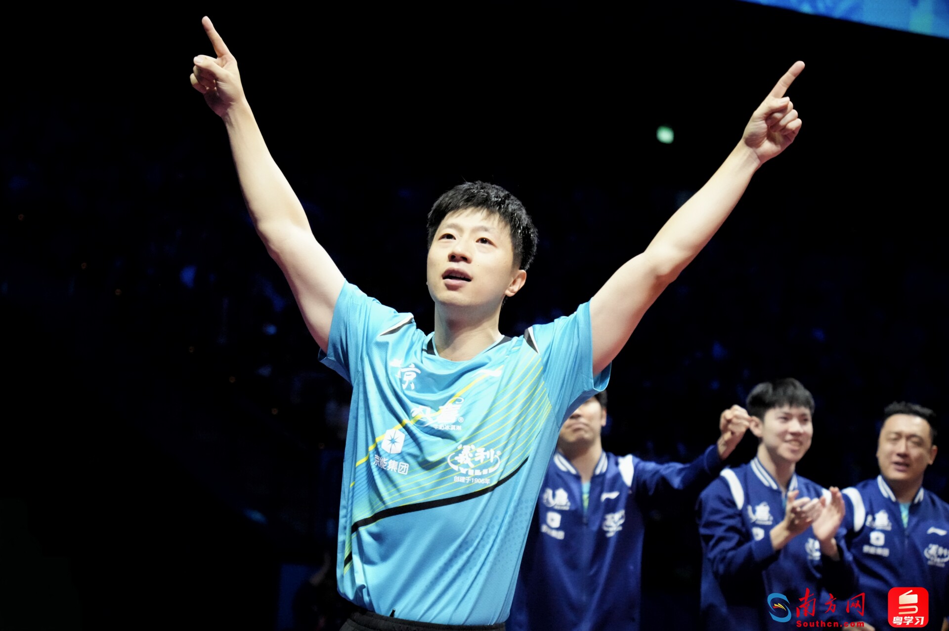 11月20日,马龙领衔的北京队获十五运会乒乓球男团冠军。据悉,这是马龙此前职业生涯中唯一没获得的金牌。