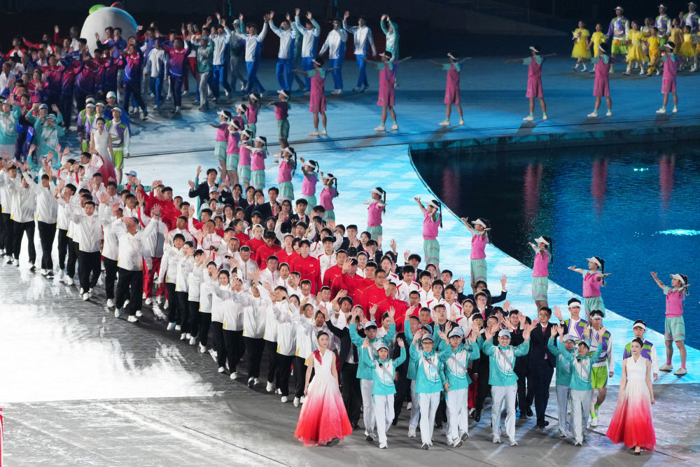 ↑ 参赛团队代表在闭幕式上入场。 新华社记者 陈思汗 摄