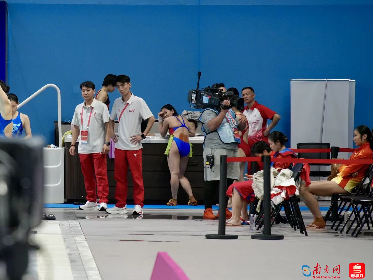 比赛间隙,全红婵回头看向记者的镜头,尽显少女的调皮可爱。