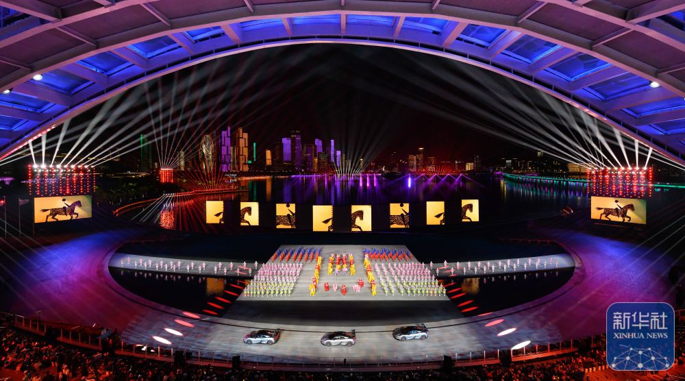 ↑ 演员在闭幕式现场表演。 新华社记者 张龙 摄