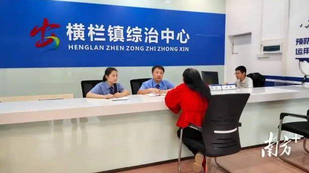 中山二区检古镇检察室检察官在横栏镇综治中心窗口接待群众咨询。 何伟楠 摄 中山二区检古镇检察室检察官在横栏镇综治中心窗口接待群众咨询。 何伟楠 摄