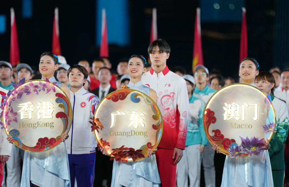 ↑ 广东队运动员陈俊儿(右二)在闭幕式现场。 新华社记者 李紫恒 摄</p><p style=