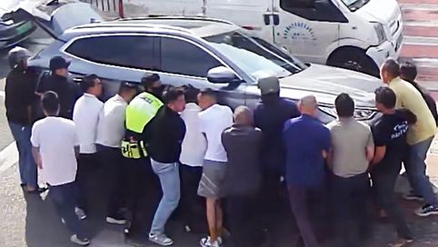 危急时刻伸援手！警民合力抬车救出被压车底伤者｜暖心画