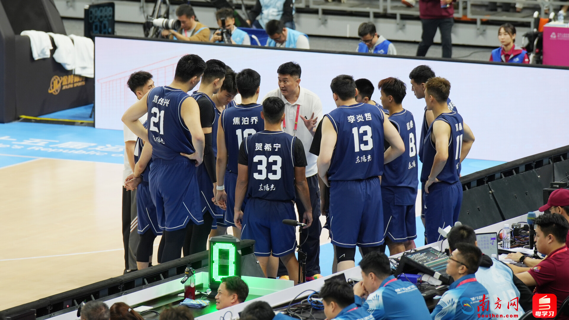 11月12日,十五运会男子篮球成年组决赛在东莞举行。广东队阵容包括赵睿、胡明轩、徐杰等选手,由杜锋担任主帅。“三少”组合时隔两年再度合体,备受期待。